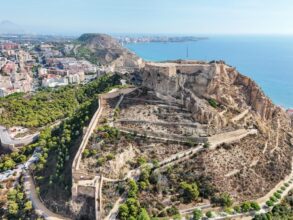 Muralla de Poniente del Castillo de Santa Bárbara en la ladera del Benacantil, Alicante