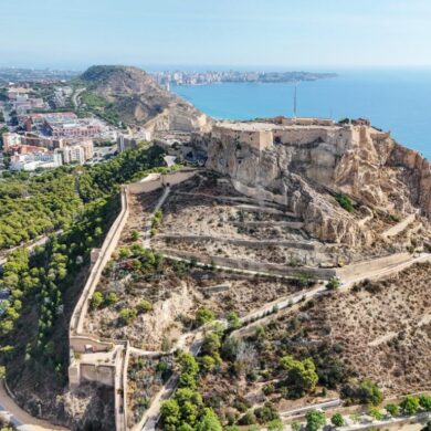 Muralla de Poniente del Castillo de Santa Bárbara en la ladera del Benacantil, Alicante