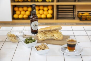 Nuevo esmorzaret de Mi Cub con bacalao, cebolla pochada y salsa tártara